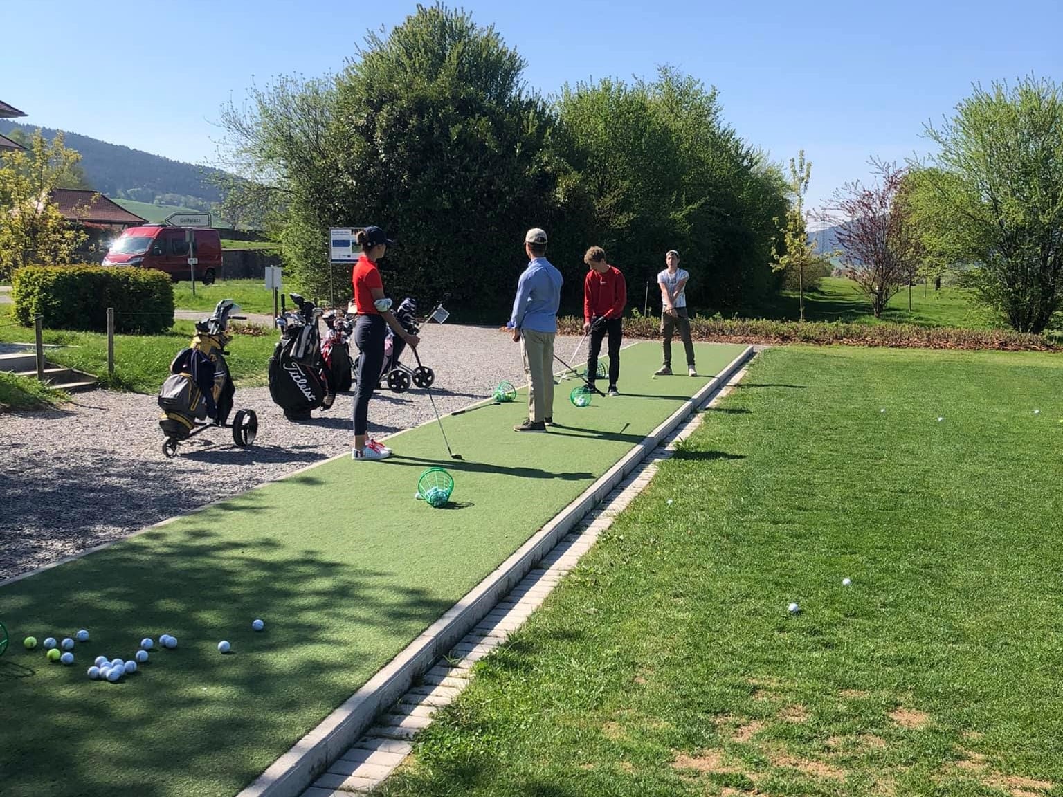 eine gruppe an menschen spielen golf