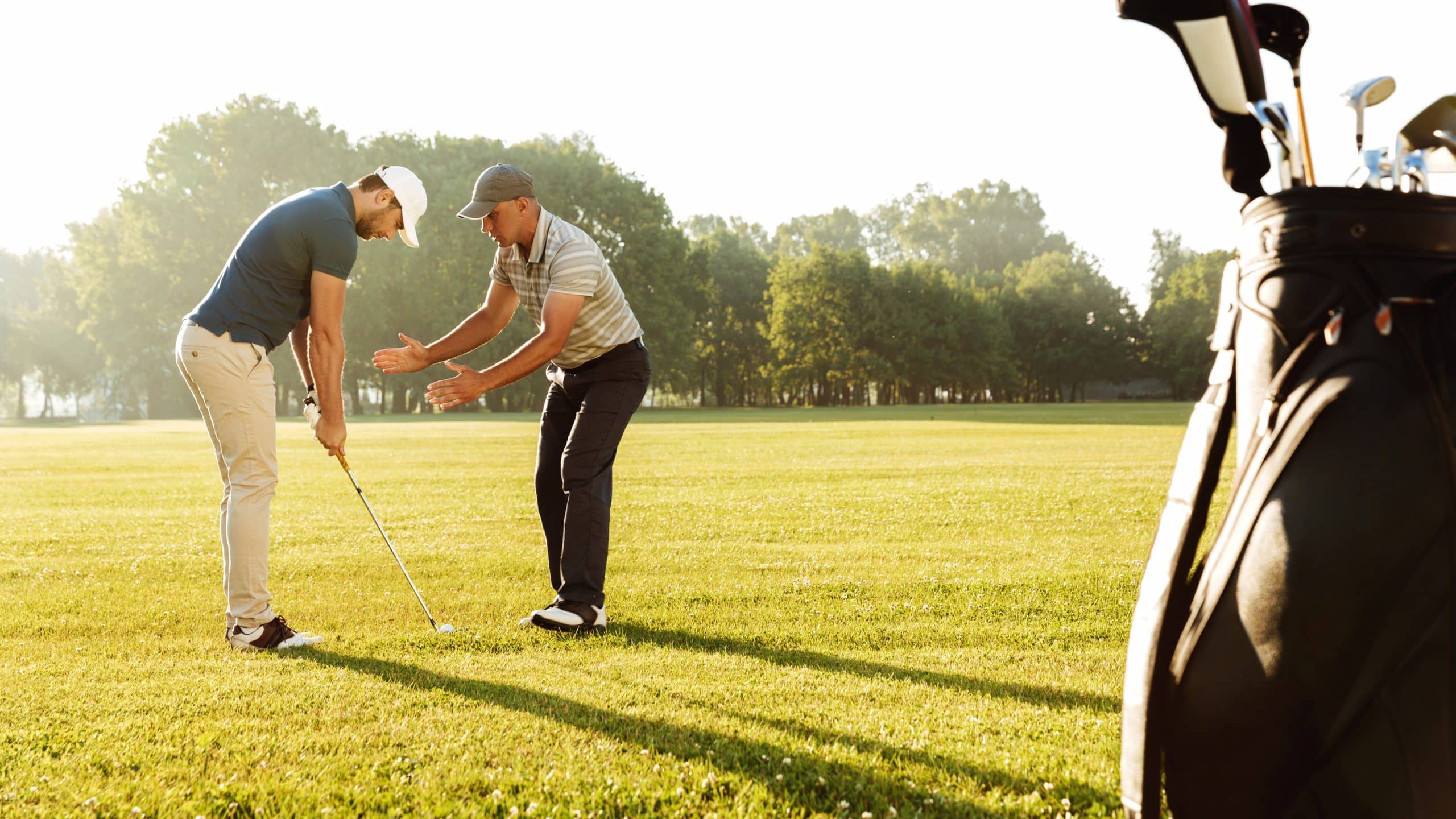 ein golftrainer schult einen mann